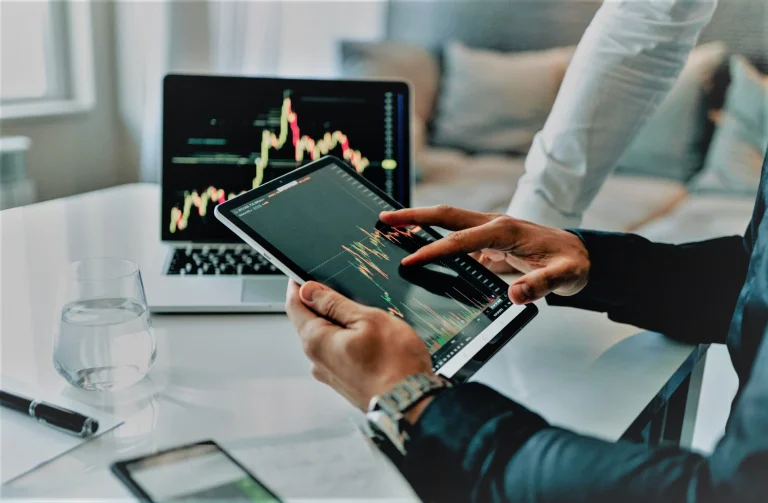في عالم المال، يمكن أن تؤثر تكاليف التداول بشكل كبير على صافي أرباح المستثمر فمن العمولات إلى فروق الأسعار، كل دولار يُنفق على التداول هو دولار كان من الممكن استثماره في مكان آخر. لذلك، يُعدّ إيجاد طرق لخفض هذه التكاليف أمرًا بالغ الأهمية لتحقيق أقصى عوائد. إليك بعض الاستراتيجيات لخفض تكاليف التداول